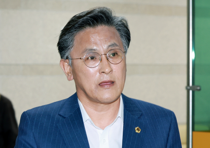 지역 개발 사업을 명목으로 건축업자로부터 뇌물을 받아챙긴 혐의를 받는 박성만 경북도의회 의장이 지난덜 30일 오후 서울 서초구 서울중앙지방법원에서 열린 구속 전 피의자심문(영장실질심사)에 출석하고 있다. /사진=뉴스1
