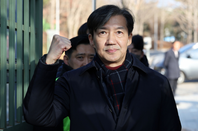 검찰이 대학원 입시 비리 의혹을 받는 조국 전 조국혁신당 대표 아들 조원씨에 대해 기소 유예 처분을 했다. 사진은 지난해 12월16일 자녀 입시비리 혐의 등으로 징역형이 확정된 조 전 대표가 경기 의왕시 서울 구치소에서 지지자들을 향해 주먹을 쥐고 있는 모습. /사진=뉴시스