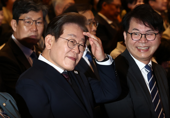 이재명 더불어민주당 대선 후보가 김문수 국민의힘 후보와 한덕수 무소속 예비후보의 단일화 논란에 대해 구체적인 언급을 피하면서도 "좀 웃기다"며 실소를 터뜨렸다. 사진은 이재명 더불어민주당 대통령 후보가 8일 오후 서울 영등포구 중소기업중앙회에서 열린 선거대책위원회 직능본부 민생정책 협약식에서 자리한 모습. /사진=뉴스1