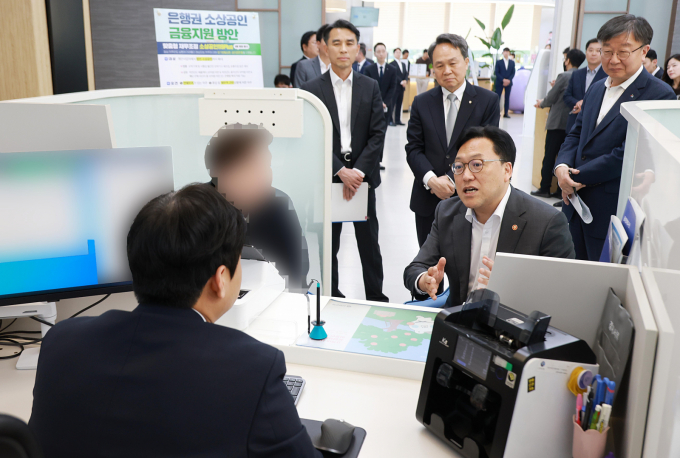 김병환 금융위원장이 8일 오후 서울 중구 신한은행 본점 영업부를 방문해 진옥동 신한금융그룹 회장, 이재연 서민금융진흥원장, 이태훈 은행연합회 전무 등과 함께 은행권 소상공인 금융지원 방안의 시행 현장을 점검하고 있다. /사진=금융위원회