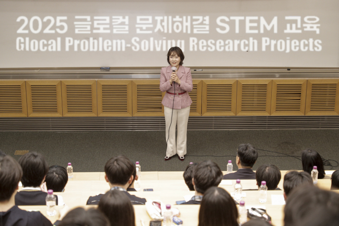 지엠한마음재단이 인천 고교생을 대상으로 연말까지 '2025 글로컬 문제해결 STEM 교육 프로그램'을 진행한다. 사진은 윤명옥 지엠한마음재단 사무총장이 한국뉴욕주립대학교에서 진행된 '2025 글로컬 문제해결 STEM 교육 프로그램' 발대식에 참석했던 모습. /사진=지엠한마음재단