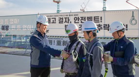 GS건설이 국토교통부가 주관하는 &#039;추락사고 예방 릴레이 캠페인&#039;에 동참했다. 사진은 허윤홍 GS건설 대표(사진 왼쪽)가 인천 송도 현장을 방문해 직원들의 안전장비를 직접 점검하는 모습. /사진=GS건설 제공