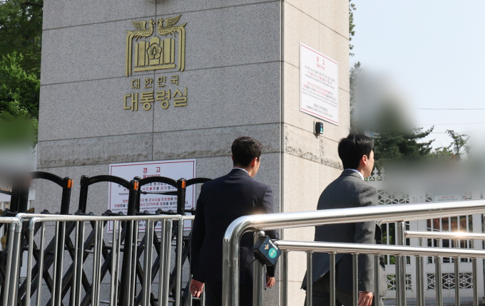 채 상병 사망 수사 외압 의혹을 조사 중인 고위공직자범죄수사처(공수처)가 국가안보실과 대통령비서실에 대한 압수수색을 6시간 만에 마쳤다. 사진은 지난 7일 채상병 사망 수사 외압 의혹을 수사 중인 공수처 수사관들이 대통령비서실과 국가안보실에 대한 압수수색을 시도하기 위해 서울 용산구 대통령실 민원실 출입구로 들어서는 모습. /사진=뉴스1