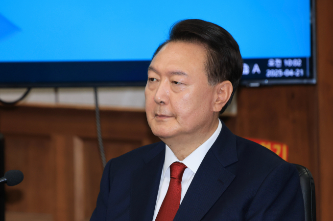 서울고법이 윤석열 전 대통령 내란 우두머리 혐의 세 번째 공판에 대해 지상을 통해 법원으로 출입하기로 했다고 밝혔다. 사진은 윤 전 대통령이 지난달 21일 서울 서초구 서울중앙지법 417호 법정에 앉아 재판을 기다리는 모습. /사진=뉴시스