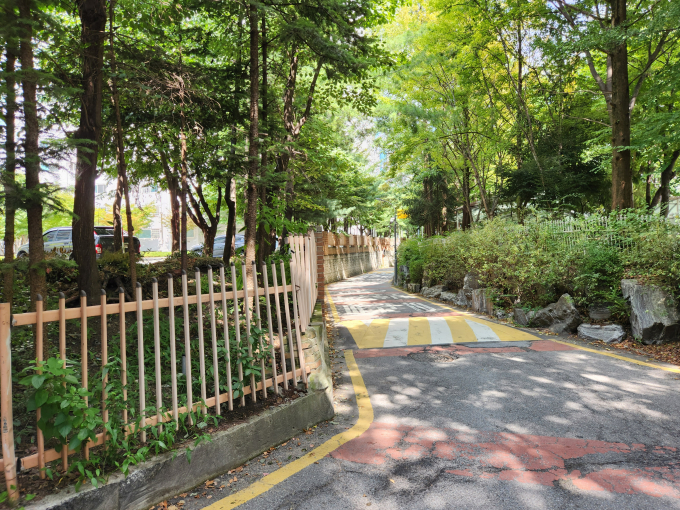 보행자 우선도로 조성공사가 진행되는 심곡초등학교 주변 심곡로 400m 구간. 도로폭이 좁고, 도로선형이 곡선으로 이뤄져 도로환경 개선이 필요하다. /사진제공=용인특례시  
