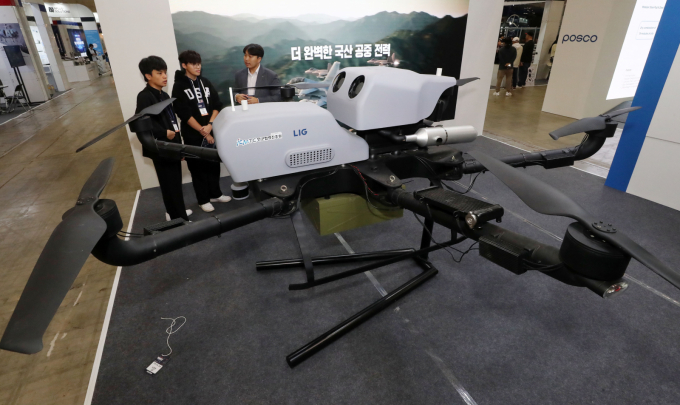 경기도 고양시 킨텍스에서 열린 2024 고양드론·도심항공모빌리티 박람회를 찾은 관람객이 LIG넥스원 부스에서 40kg까지 수송가능한 드론 KCD-40을 살펴보고 있다./사진=뉴스1 /사진=(고양=뉴스1) 박세연 기자