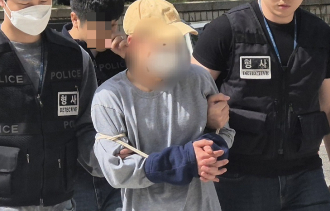 서울 관악구 봉천동 거리에서 흉기를 휘두르고 나체 상태로 도주한 20대 남성이 구속됐다. 사진은 서울 관악구 봉천동에서 흉기를 휘두르고 나체 상태로 거리를 활보한 20대 남성이 영장심사에 출석하는 모습. /사진=뉴스1