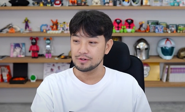 웹툰 작가 겸 유튜버 침착맨이 주식으로 많은 돈을 잃었다고 고백했다. 사진은 유튜버 침착맨이 자신의 유튜브 방송에 출연한 모습. /사진=유튜브 채널 '침착맨' 캡처