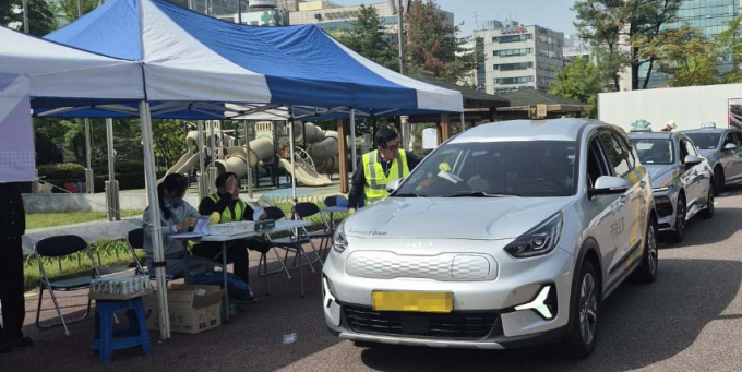 지난 8일 군포시청에서 진행한 개인택시 청결상태 점검 모습. /사진제공=군포시