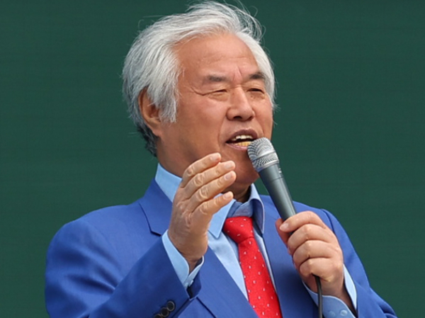 전광훈 사랑제일교회 목사가 6·3 대통령 선거에 출마하지 않는다. 사진은 21대 대선 출마를 선언한 전광훈 사랑제일교회 목사가 지난달 27일 서울 종로구 세종대로사거리에서 열린 전국 주일 연합 예배에서 설교하고 있는 모습. /사진=뉴시스