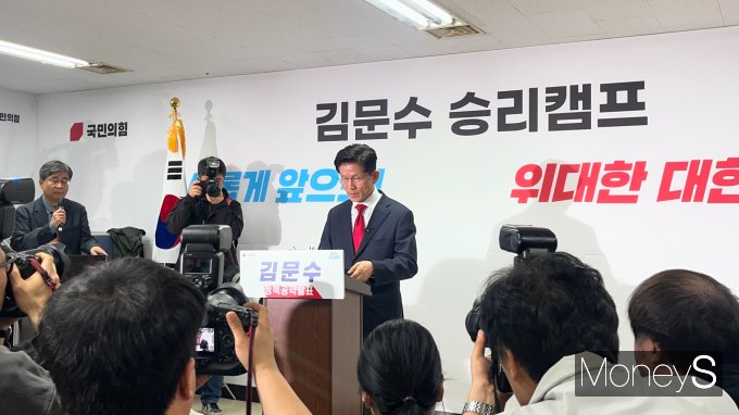 김문수 국민의힘 대선 후보가 9일 북한 핵 억제력 강화 공약을 발표했다. 사진은 이날 서울 여의도 캠프에서 공약을 발표하는 김 후보. /사진=김동욱 기자.