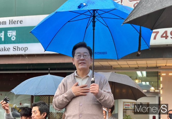 이재명 더불어민주당 대선 후보가 민주당 험지인 대구경북(TK) 지역을 방문해 "이 나라가 국민을 위한 진짜 민주공화국으로 6월3일에는 확실히 재출발해야 한다"며 지지를 당부했다. 사진은 이 후보가 9일 경북 경주 용강동을 방문해 즉흥연설에 나선 모습.  /사진=김성아 기자