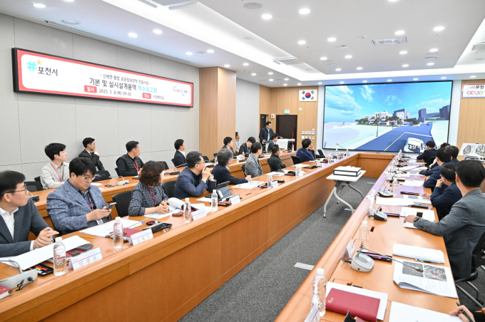 포천시의회 의원, 지역 주민, 관계 부서장, 포천도시공사 관계자 등 22명이 참석한 가운데, 지난 8일 용역사인 ㈜KG엔지니어링 종합건축사사무소로부터 '신북 통합공공임대주택 건립사업' 기본 및 실시설계 용역 착수보고회를 열고 있다. /사진제공=포천시