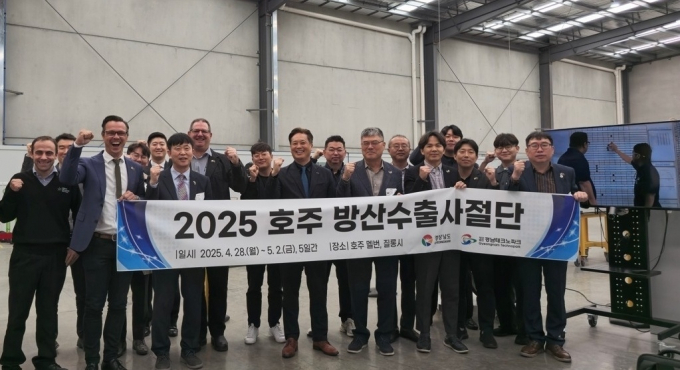 경상남도 호주 방산수출사절단 관계자들이 바이어들과 함께 호주 현지에서 파이팅을 외치고 있다./사진=경남도