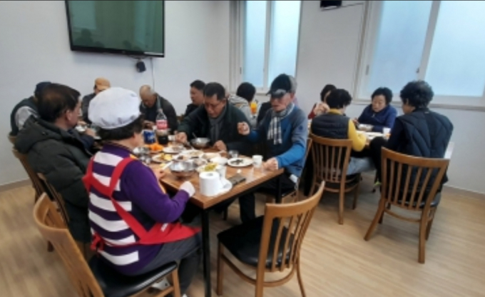 경로당 어르신들이 경로당 관리 매니저 사업을 통해 제공되는 영양히 균형잡힌 식사를 하고 있는 모습./사진=합천군