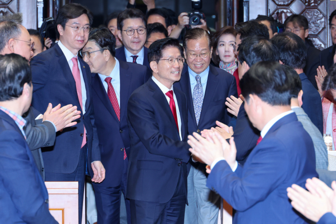 김문수 국민의힘 대선후보가 9일 서울 여의도 국회에서 권영세 비대위원장, 권성동 원내대표와 의원총회에 입장하고 있다. /사진=뉴스1