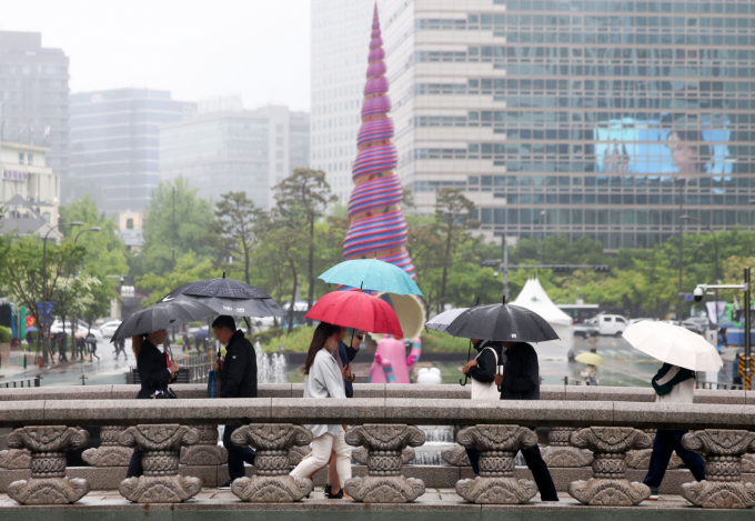 오는 10일 전국이 대체로 흐리고 중부지역을 중심으로 비가 내릴 것으로 예측된다. 사진은 9일 서울 청계천 인근을 걷는 시민들의 모습.  /사진=뉴시스