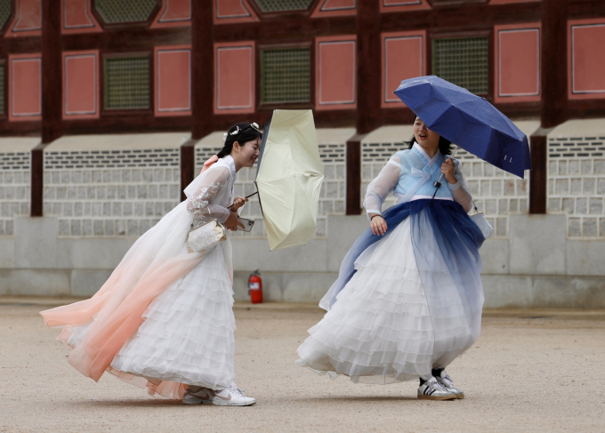10일 전국이 대체로 흐리고 중부지방을 중심으로 강풍을 동반한 비 소식이 예보됐다. 사진은 지난 9일 서울 종로구 경복궁 일대를 지나가는 관광객들의 모습. /사진=뉴시스