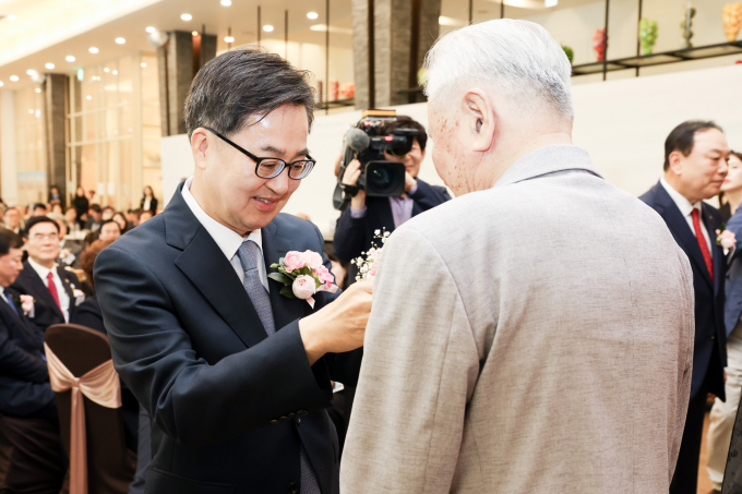 김동연 경기도지사(왼쪽)가 9일 수원 노블레스웨딩컨벤션에서 열린 '제53회 어버이날 기념행사'에서 초청된 영주 귀국한 사할린 동포 어르신에게 카네이션을 달아 드리고 있다. /사진제공=경기북부청 