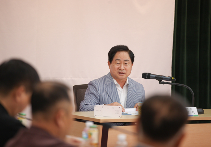  주광덕 남양주시장이 9일 시청 여유당서 열린 2025년 '노사민정협의회' 회의에서 발언하고 있다. /사진제공=남양주시