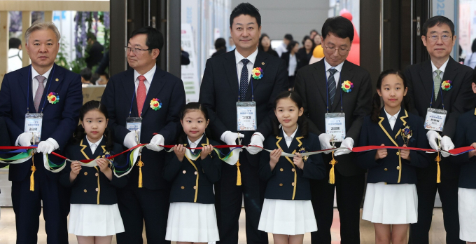 9일 수원컨벤션센터에서 열린 '2025 경기 어린이박람회' 개막식에 참석한 김진경 경기도의회 의장(가운데)과 주요 참석자들이 오색테이프를 자르고 있다. /사진제공=경기도의회 