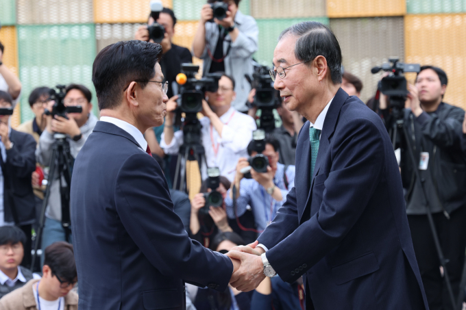 김문수 국민의힘 대선 후보와 한덕수 무소속 예비후보의 단일화 협상 재개가 주목된다. 사진은 지난 8일 서울 여의도 국회에서 2차 단일화 회동을 진행한 김 후보(왼쪽)와 한 후보. /사진-뉴시스