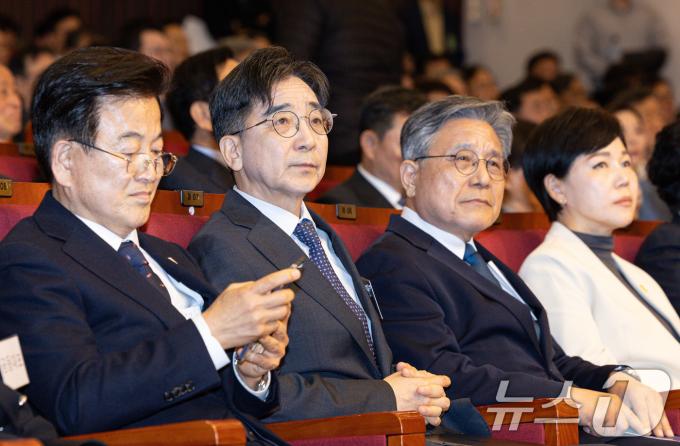 유종일, 허민 성장과 통합 상임공동대표가 16일 오전 서울 여의도 국회도서관에서 열린 성장과 통합 출범식에서 영상물을 시청하고 있다. 2025.4.16/뉴스1 ⓒ News1 이재명 기자