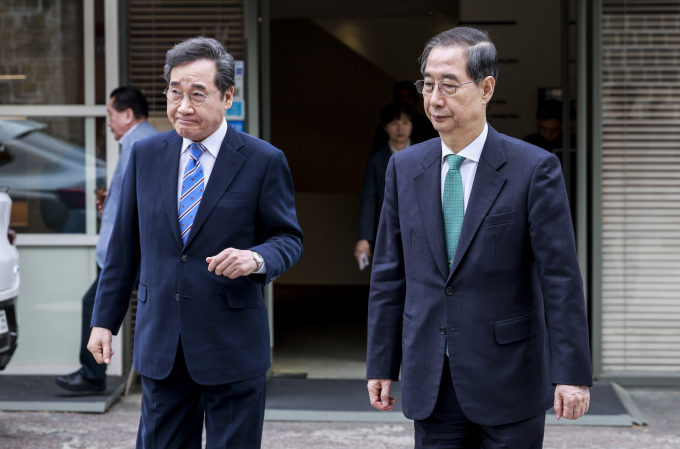  한덕수 무소속 대통령 선거 예비 후보와 이낙연 새미래민주당 상임고문이 6일 서울 중구 달개비 컨퍼런스하우스에서 오찬회동 마친 뒤 식당을 나서고 있다./사진=뉴시스