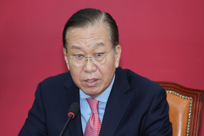 권영세 국민의힘 비상대책위원장이 10일 오전 기자회견을 열고 대선 후보 교체 관련 입장을 내놨다. 사진은 이날 오전 기자회견에 참석한 권 위원장. /사진=뉴스1