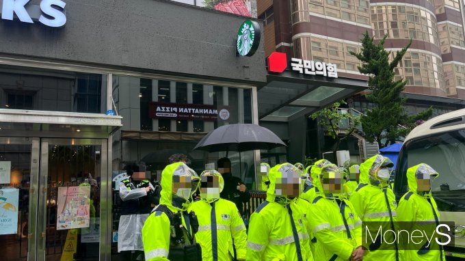 사진은 국민의힘 중앙당사 출입을 제한하는 경찰. /사진=김동욱 기자
