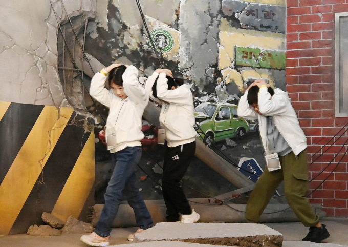 사진은 지난 2월7일 경기도 오산시 국민안전체험관에서 어린이들이 지진 대피 체험을 하는 모습. /사진=뉴시스
