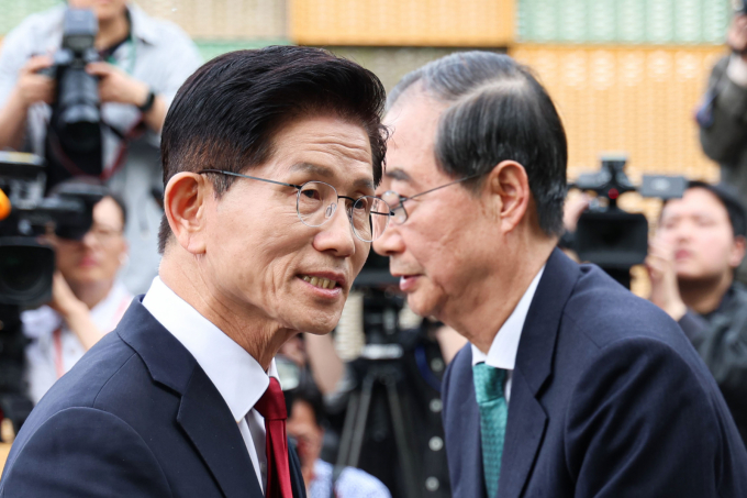 김문수 국민의힘 통령 후보와 한덕수 무소속 대선 예비후보가 8일 서울 여의도 국회 내 카페에서 단일화 관련 회동을 마치고 인사하고 있다./사진=뉴스1