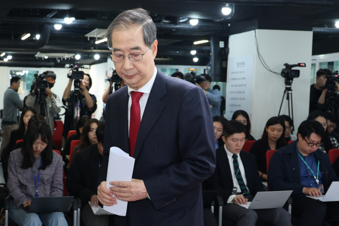 국민의힘에 입당한 한덕수 대선 예비후보가 10일 서울 여의도 중앙당사에서 현안 관련 긴급 기자회견을 마친 뒤 이석하고 있다. /사진=뉴스1