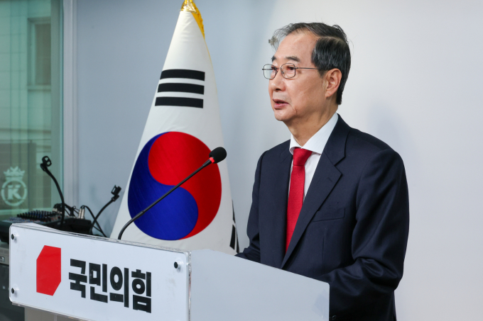 김문수 국민의힘 대선 후보 측이 한덕수 후보에게 사퇴할 것을 요구했다. 사진은 이날 서울 여의도 국민의힘 중앙당사에서 긴급 기자회견을 진행하는 한 후보. /사진=뉴스1