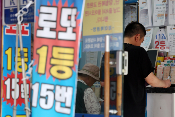 사진은 기사 내용과 무관함. 사진은 서울시내 한 복권판매점에서 방문객들이 복권을 구매하고 있다./사진-뉴시스