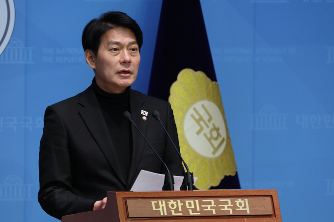   국민의힘이 김문수 대선 후보의 선출을 취소하고 한덕수 후보로 교체하려던 것이 실패한 것에 대해 한민수 더불어민주당 선거대책위원회 대변인이 '당연한 결말'이라며 비판했다. 사진은 한민수 대변인이  지난 9일 국회에서 발언하는 모습. /사진=뉴시스 