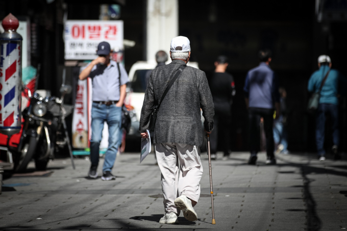 고령화의 가파른 진행으로 국민연금 수급자 중 100세 이상이 처음으로 200명을 넘어섰다. 사진은 서울 종로구 탑골공원 인근 거리. /사진=뉴스1