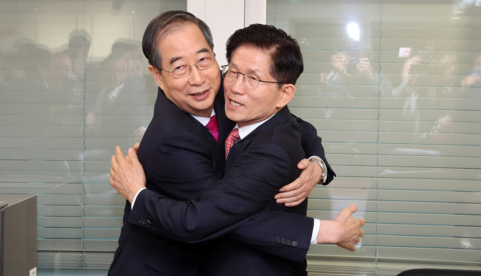 김문수 국민의힘 대선후보와 한덕수 전 국무총리가 11일 서울 여의도 국민의힘 대선후보 사무실에서 회동에 앞서  포옹을 하고 있다. /사진=공동취재 