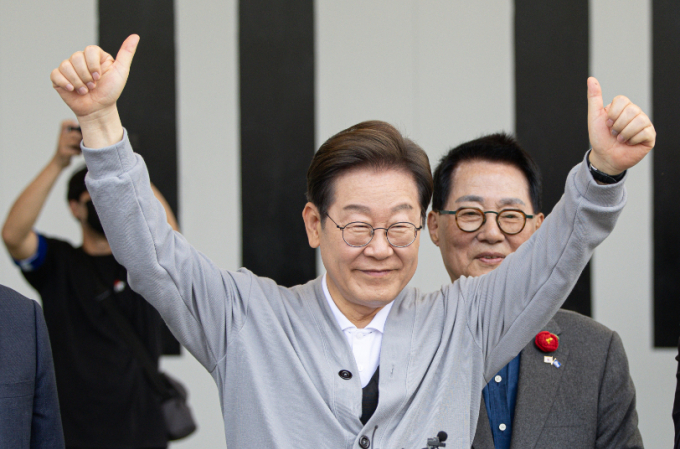 이재명 더불어민주당 대통령 후보가 11일 오후 전남 해남군 군민광장 야외공연장에서 연설에 앞서 엄지를 들어보이고 있다. /사진=뉴스1