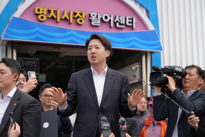 이준석 개혁신당 대선 후보가 11일 부산 명지시장을 찾아 취재진 앞에서 발언을 하고 있다. /사진=이준석 캠프 