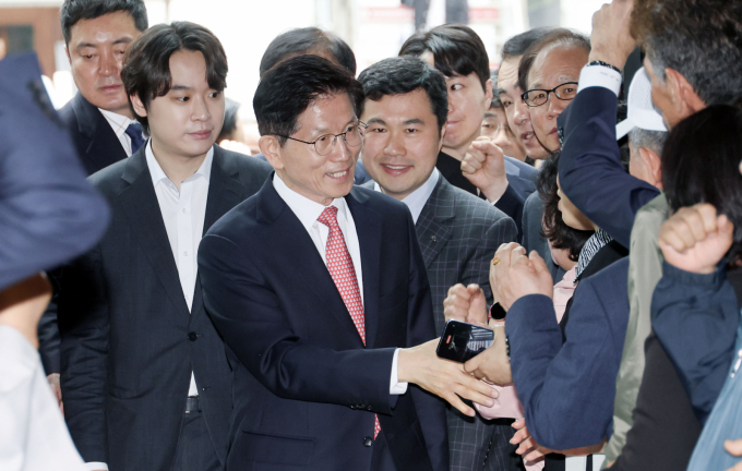 김문수 국민의힘 대선 후보가 11일 오전 서울 여의도 국민의힘 당사 내 대통령 후보실로 들어서며 지지자들의 응원을 받고 있다. /사진=공동취재