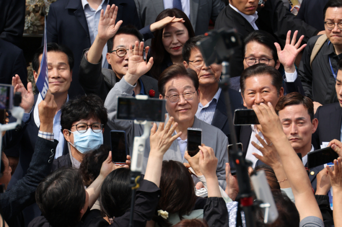 민심을 청취하는 '경청 투어'에 나선 이재명 더불어민주당 대선후보가 11일 전남 영암군 독천터미널 인근에서 군민들과 인사를 나누고 있다. /사진=뉴시스