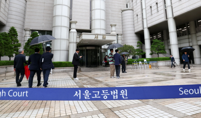 내란 혐의로 재판을 받고 있는 윤석열 전 대통령이 12일 열리는 재판 출석 과정에서 포토라인을 통과할 전망이다. 사진은 지난 9일 윤 전 대통령이 12일 열리는 재판 출석시 통과하게 될 서울 서초구 서울법원종합총사 서관 인근의 모습. /사진=뉴스1  