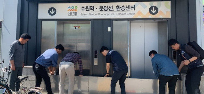 점검반원들이 우기에 대비해 차수막 설치 상태를 점검하는 모습. /사진제공=경기도 