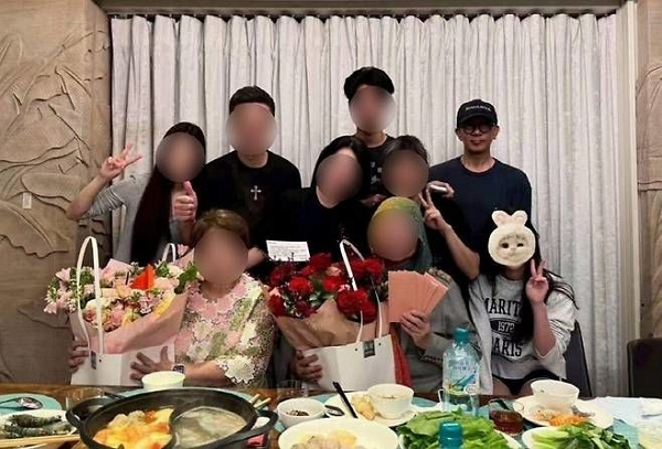 사별한 구준엽이 몰라보게 수척해진 근황을 공개했다. 사진은 서희원 가족들과 구준엽(오른쪽) 모습. /사진=서희원 모친 SNS 캡처