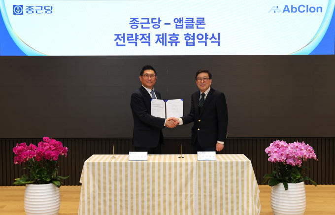 종근당이 지난 9일 앱클론과 전략적 지분 투자 및 공동 연구개발 파트너십을 체결했다. 김영주 종근당 대표(왼쪽)와 이종서 앱클론 대표가 전략적 제휴 협약식에서 기념 사진을 찍고 있다. /사진=종근당 