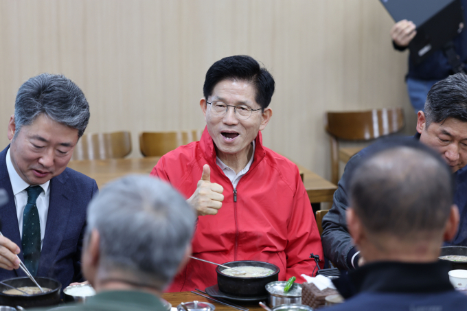 김문수 국민의힘 후보가 12일 경제 대통령이 되겠다고 다짐했다. 사진은 이날 오전 서울 송파구 가락시장에서 순대국밥을 먹는 김 후보. /사진=뉴시스