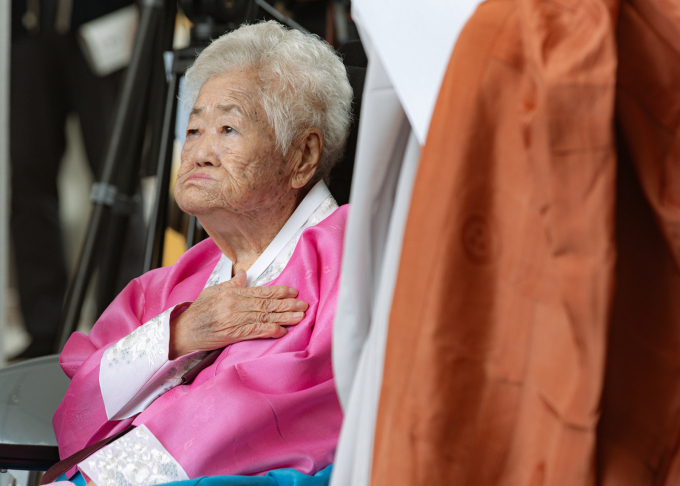 일본군 위안부 피해자인 이옥선 할머니가 향년 97세로 별세한 가운데 이재명 더불어민주당 대선 후보가 고 이옥선 할머니의 별세에 애도를 표했다. 사진은 2023년 8월12일 경기도 광주 나눔의집에서 열린 '일본군 위안부 피해자 기림의 날' 기념식에서 국민의례 하는 이옥선 할머니의 모습. /사진=뉴스1