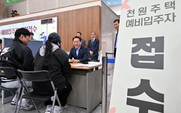 유정복 시장이 12일 시청 중앙홀에서 '천원주택(전세임대주택)' 예비입주자 신청 접수를 받고 있다. /사진제공=인천시
