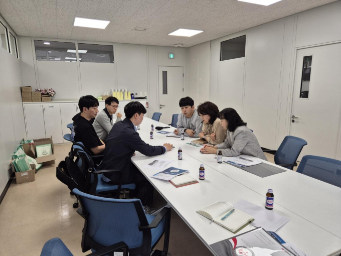 하남시보건소는 지난 2일 미사보건센터에서 행정안전부와 한국지역정보개발원 등 관계 기관과 함께 '스마트세외수입 앱'을 활용한 시범운영 준비회의를 열고 있다. /사진제공=하남시